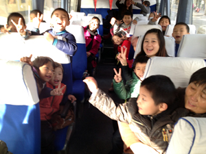 學(xué)前班蒙氏班到戶外進(jìn)行社會實踐和感統(tǒng)游戲課