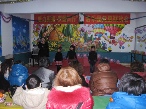 啟樂園學(xué)前班蒙氏班感統(tǒng)訓(xùn)練班2013元旦晚會